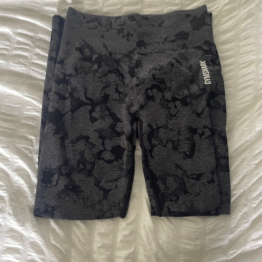 MEDIUM WOMENS GYMSHARK LEGGINGS